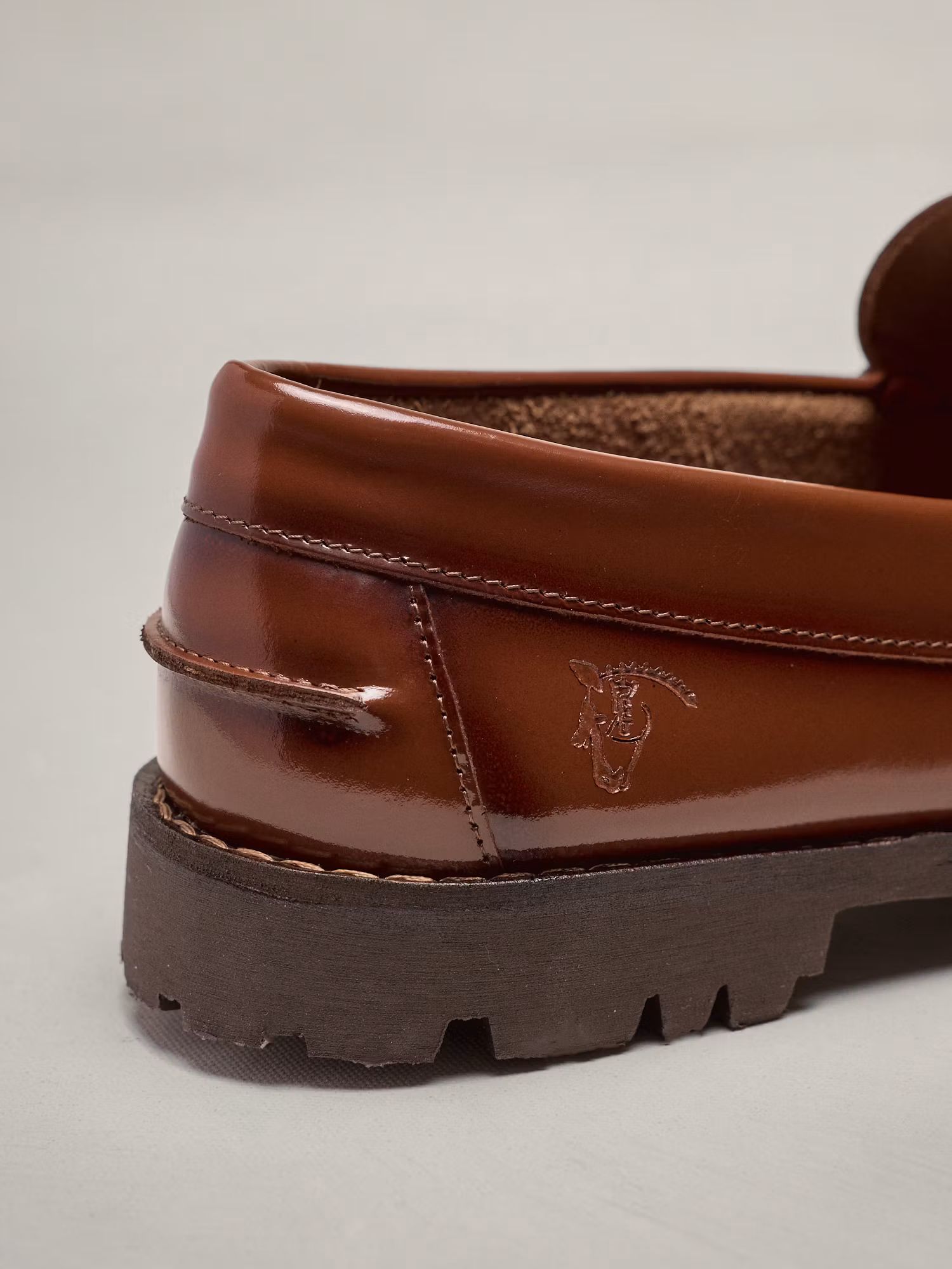 Mocassim com Tira Escovado com Sola Track
