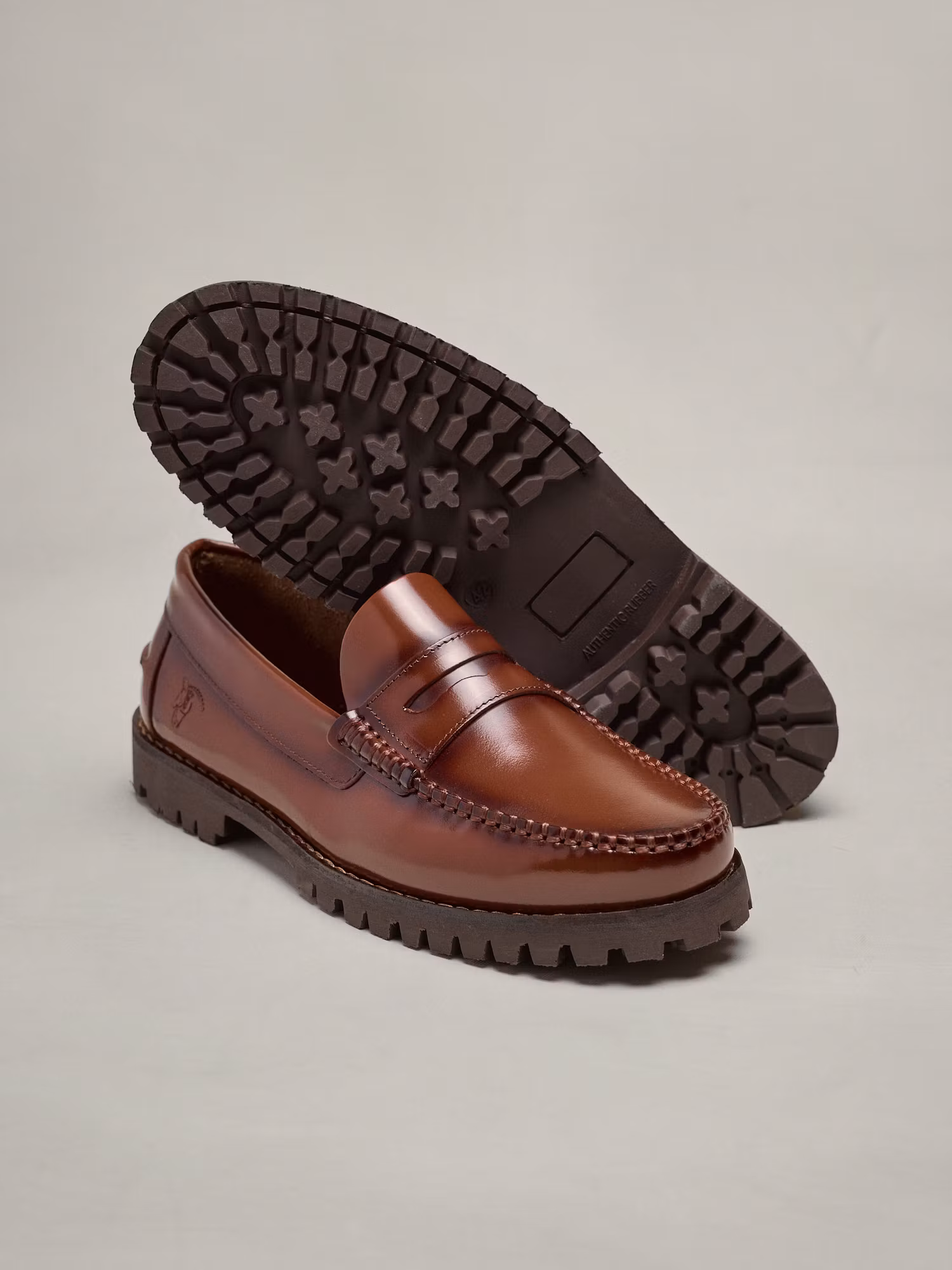 Mocassim com Tira Escovado com Sola Track