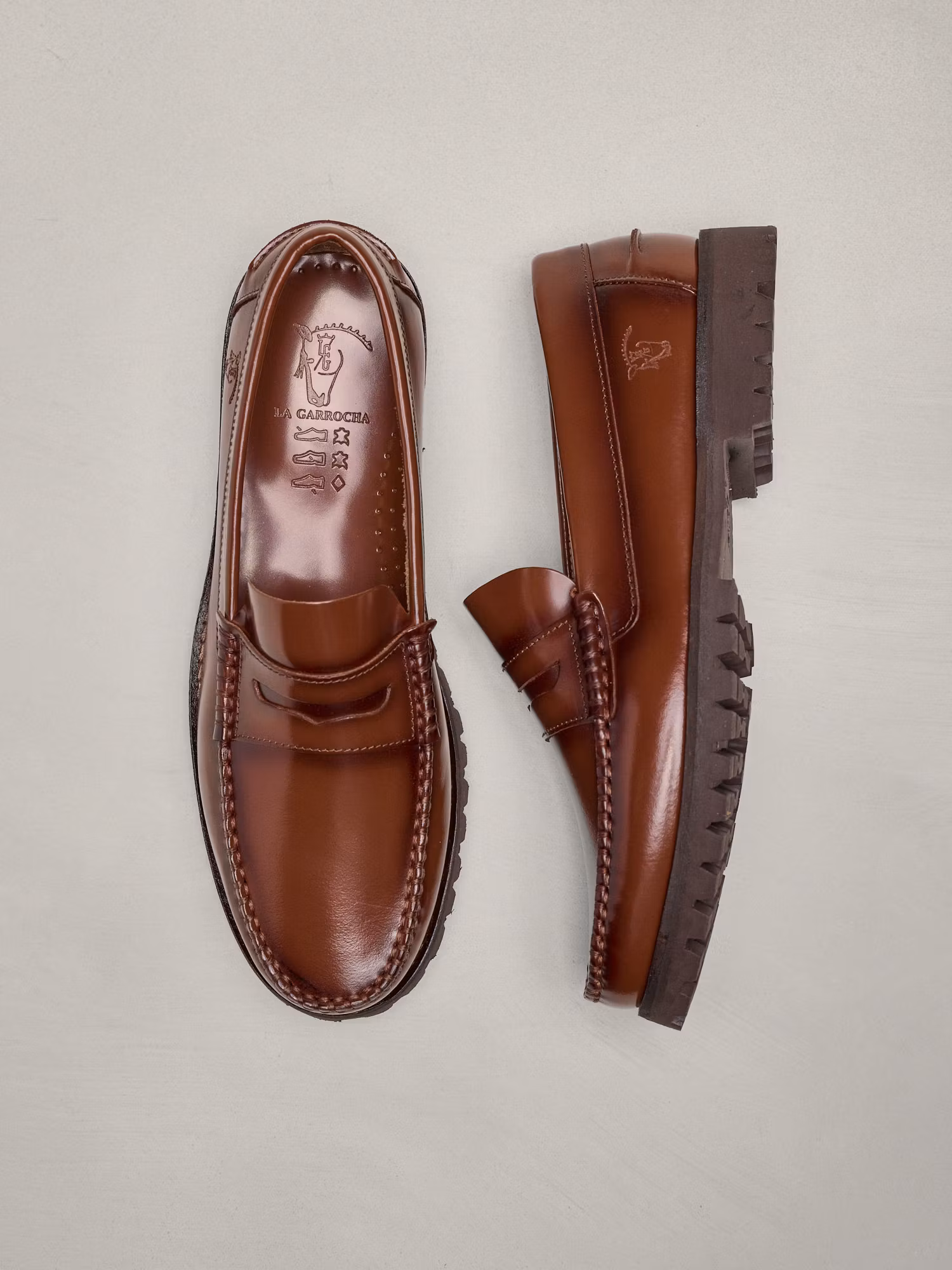 Mocassim com Tira Escovado com Sola Track