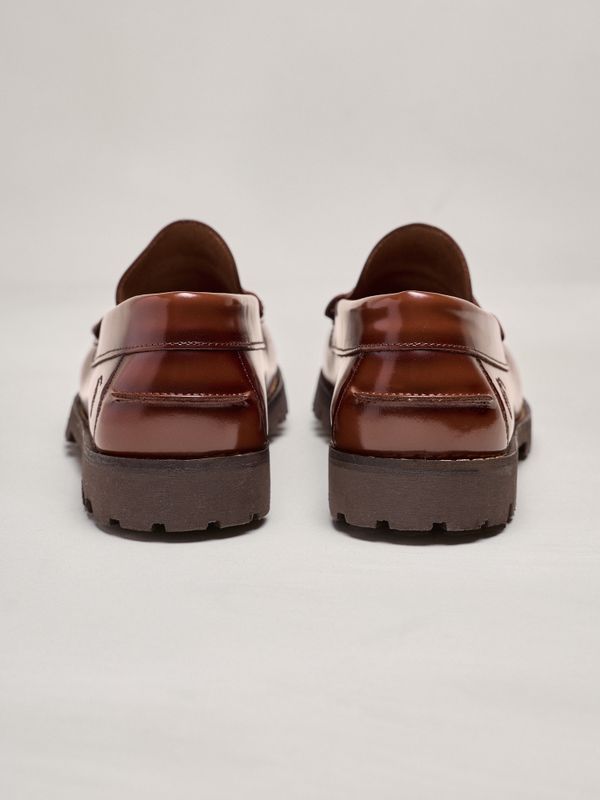 Mocassim com Tira Escovado com Sola Track