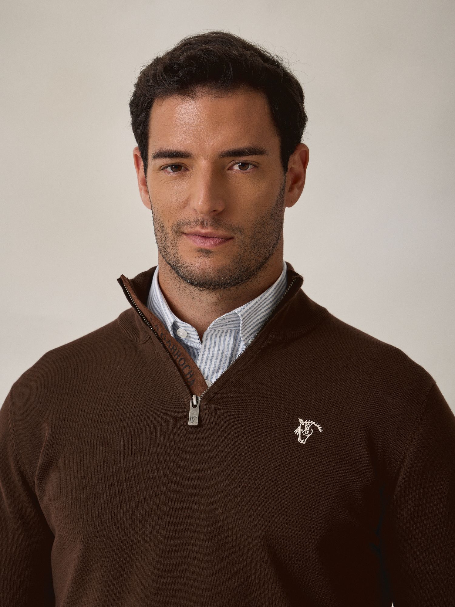 Pull Demi-Zip Brand | Moka