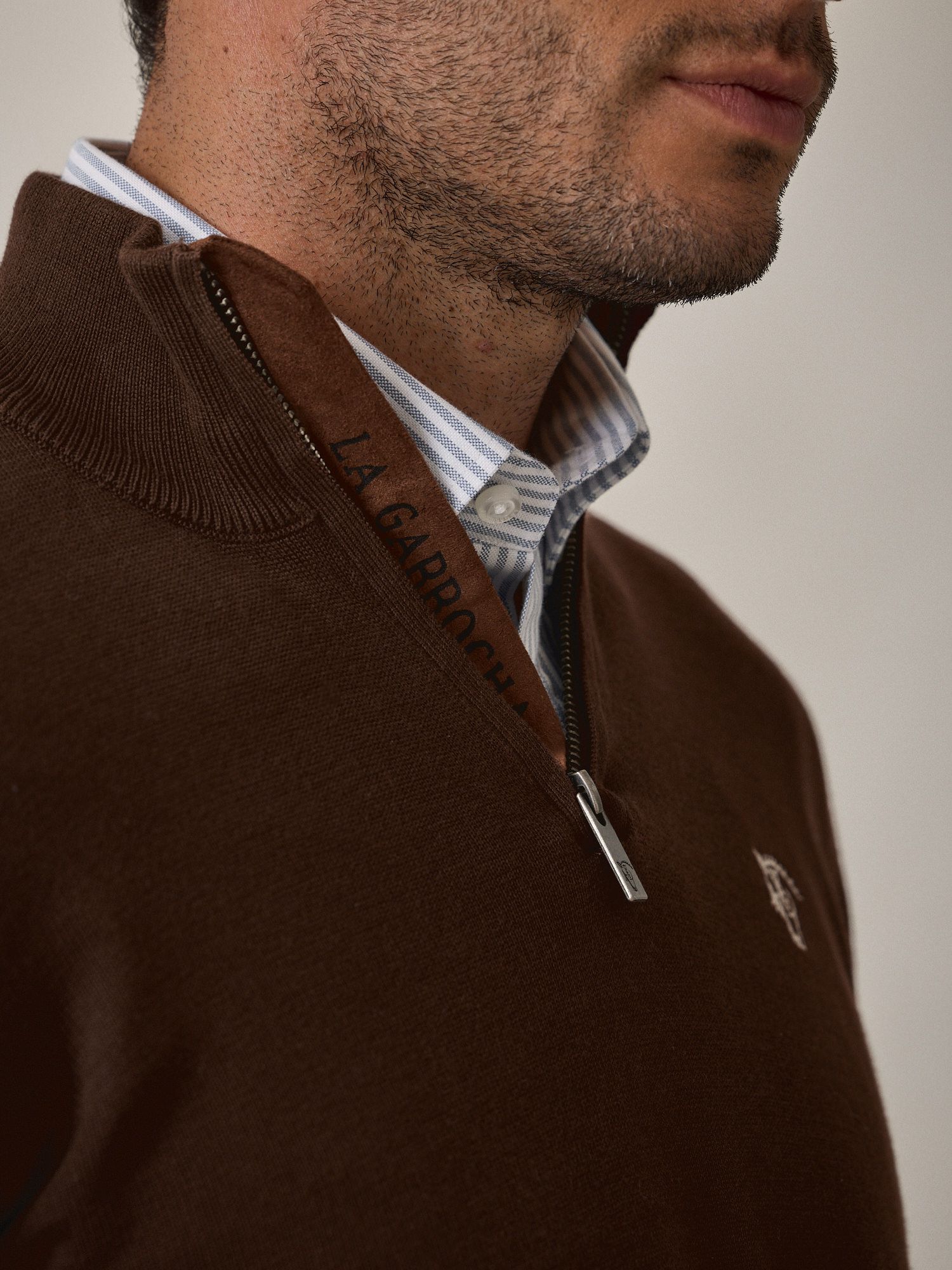 Pull Demi-Zip Brand | Moka