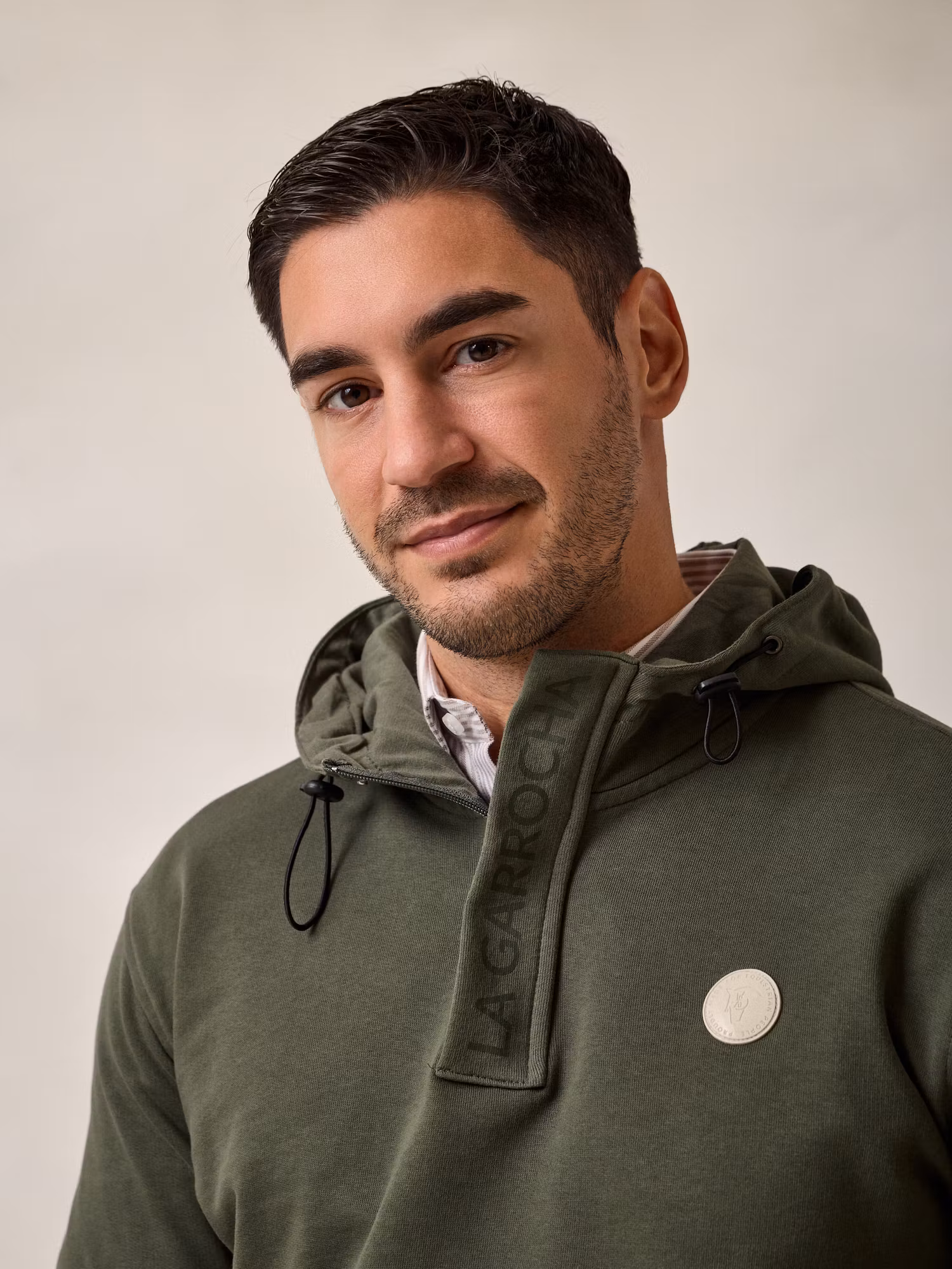 Sweatshirt com Meio Zíper e Capuz | Cáqui